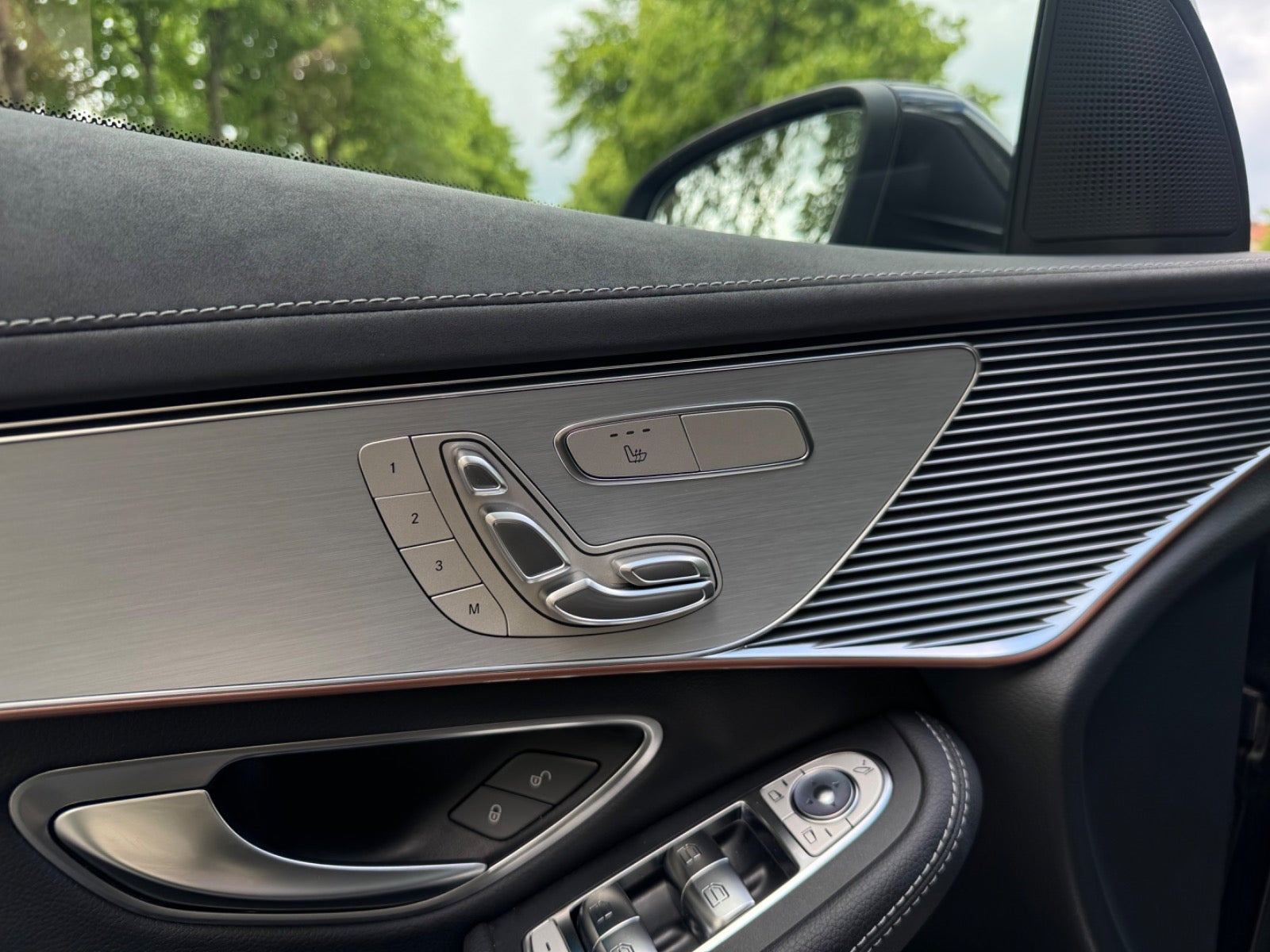 Grå Mercedes EQC400 fra 2022