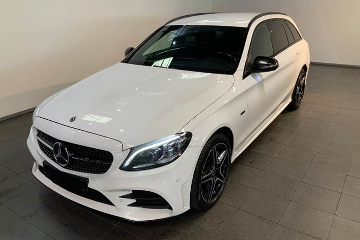 Hvid Mercedes C300 de fra 2020 set udefra