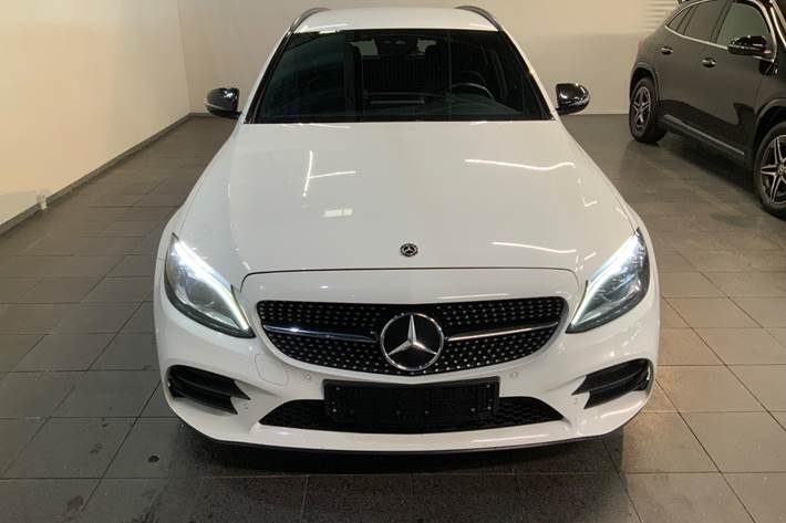 Hvid Mercedes C300 de fra 2020