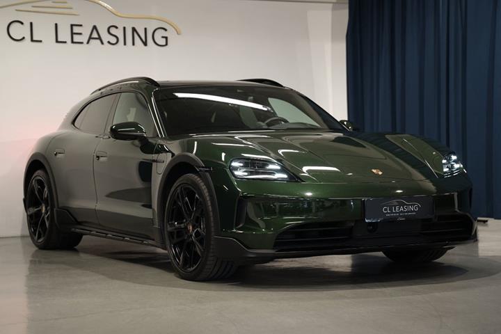 Grøn Porsche Taycan 4 fra 2024 set udefra