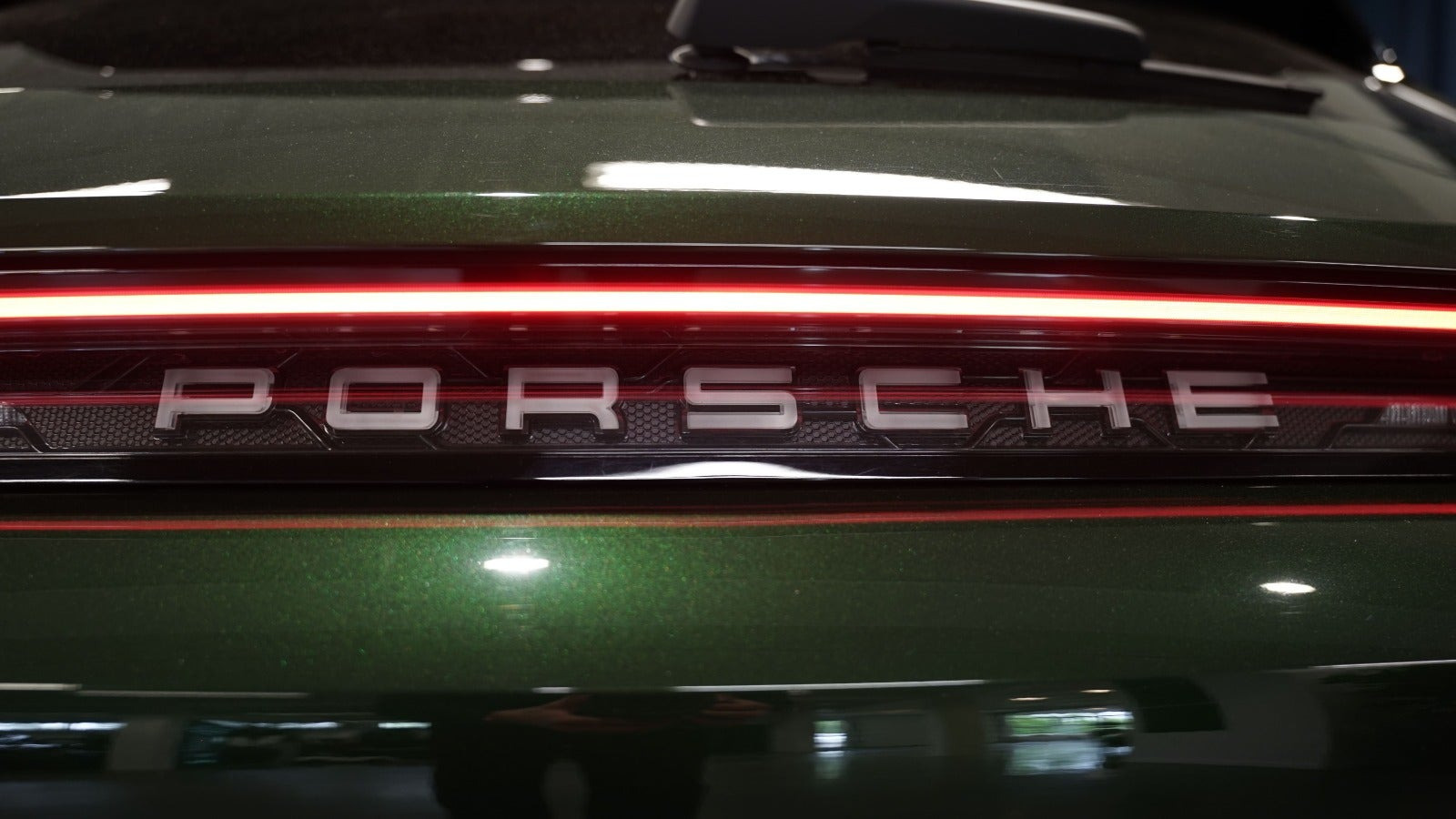 Grøn Porsche Taycan 4 fra 2024