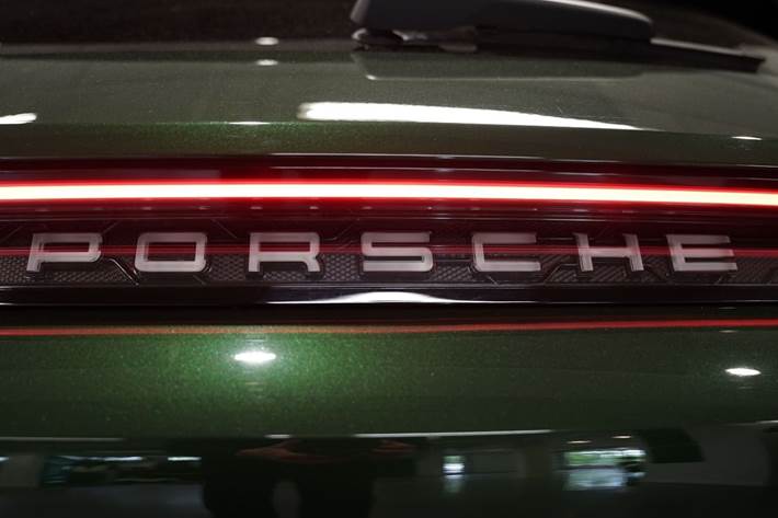 Grøn Porsche Taycan 4 fra 2024