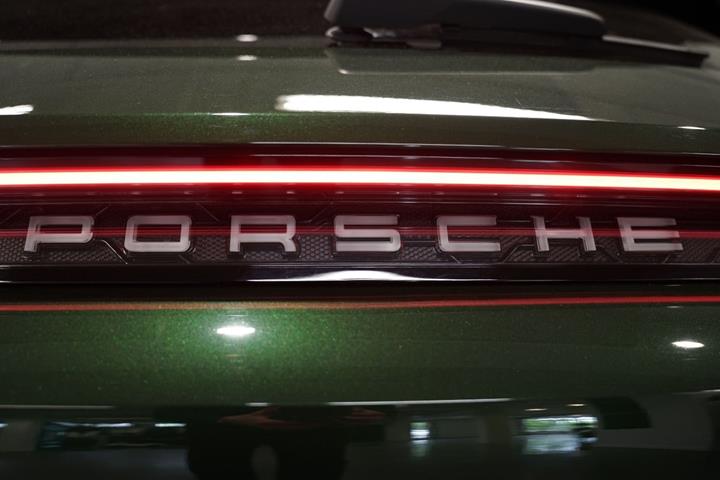 Grøn Porsche Taycan 4 fra 2024