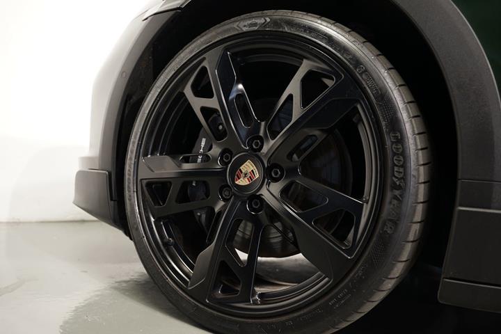 Grøn Porsche Taycan 4 fra 2024