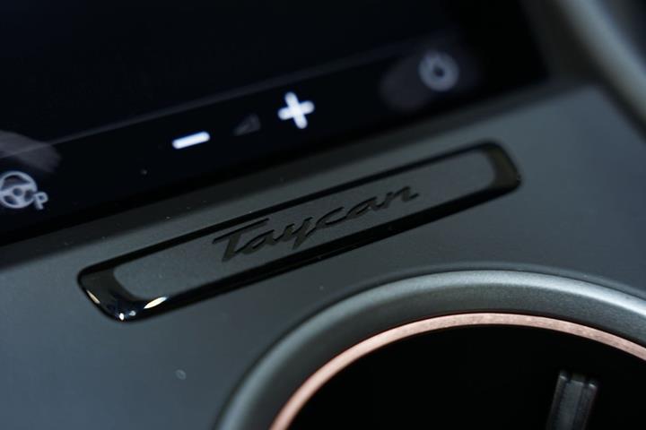 Grøn Porsche Taycan 4 fra 2024