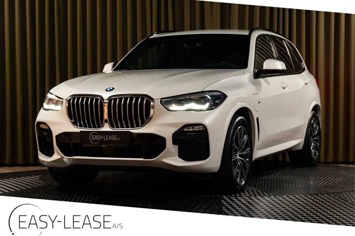 Hvid BMW X5 fra 2020 set udefra