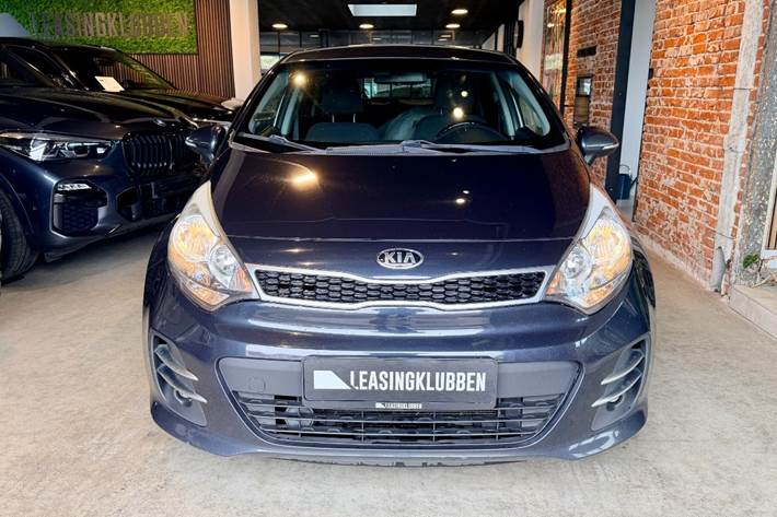 Blå Kia Rio fra 2015