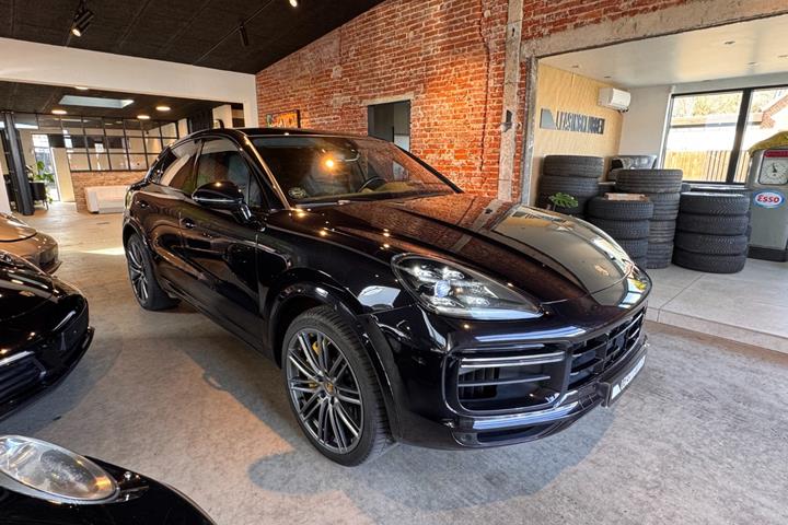Sort Porsche Cayenne Turbo fra 2020 set udefra