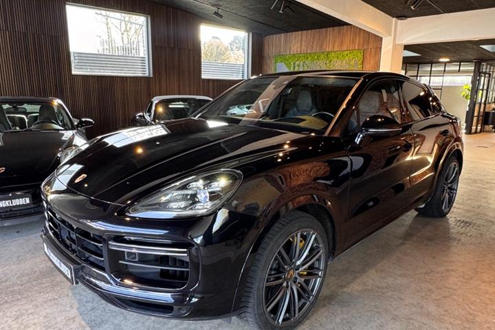 Sort Porsche Cayenne Turbo fra 2020 set udefra