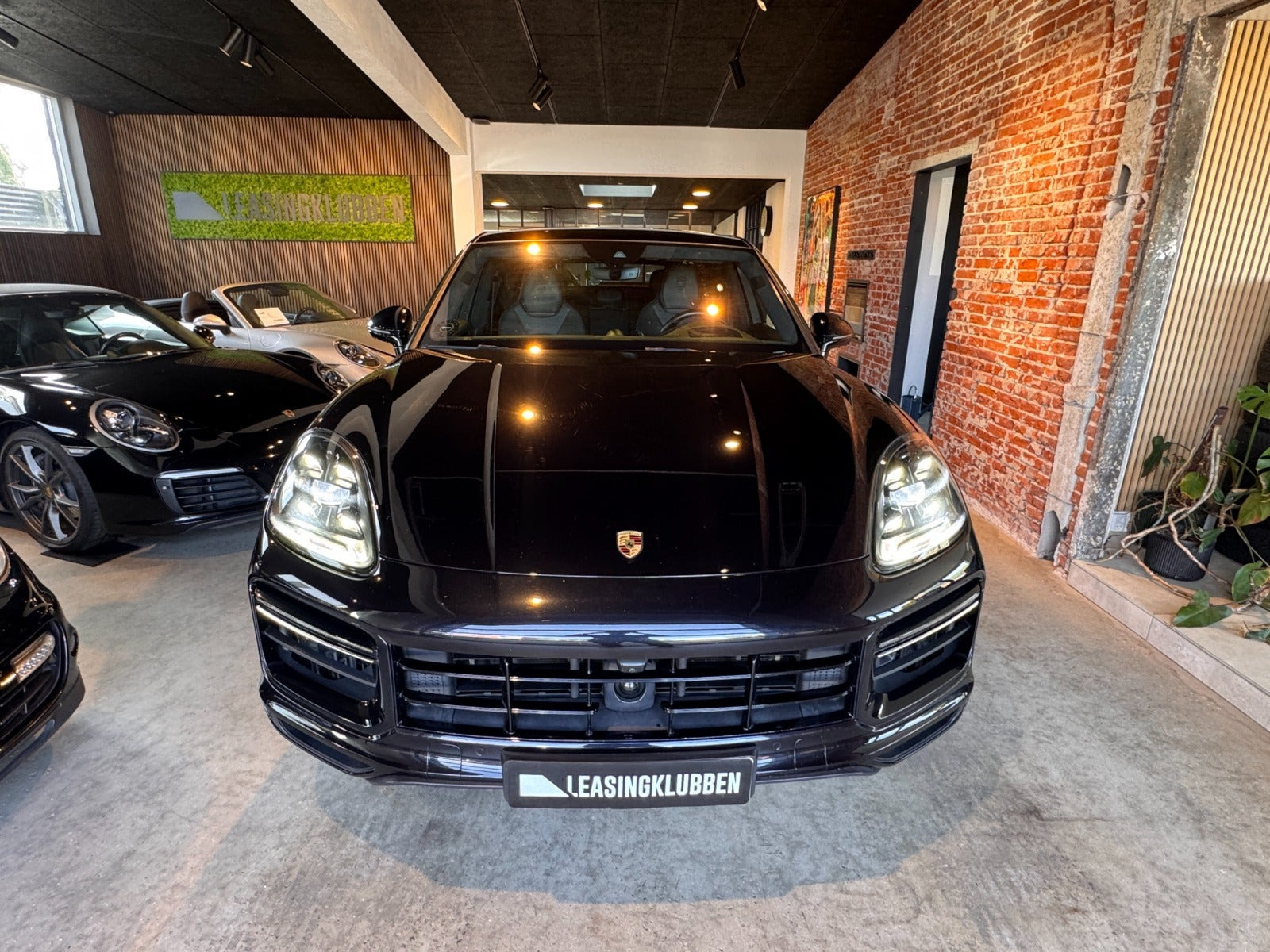 Sort Porsche Cayenne Turbo fra 2020
