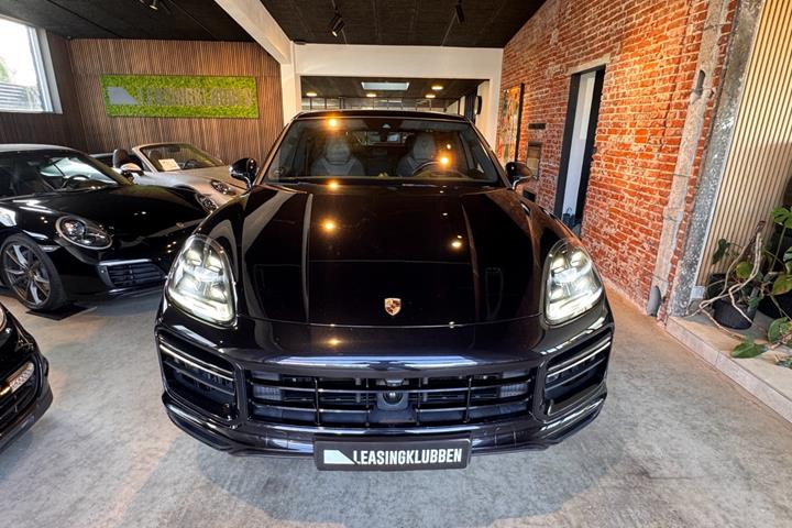 Sort Porsche Cayenne Turbo fra 2020