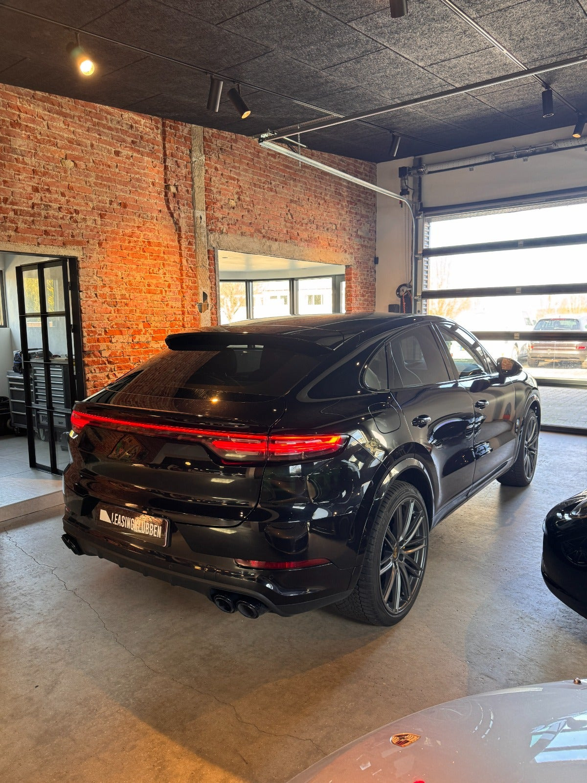 Sort Porsche Cayenne Turbo fra 2020