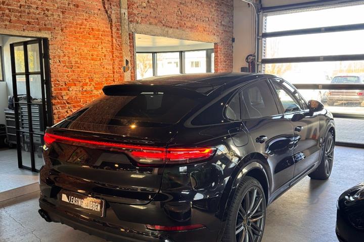 Sort Porsche Cayenne Turbo fra 2020