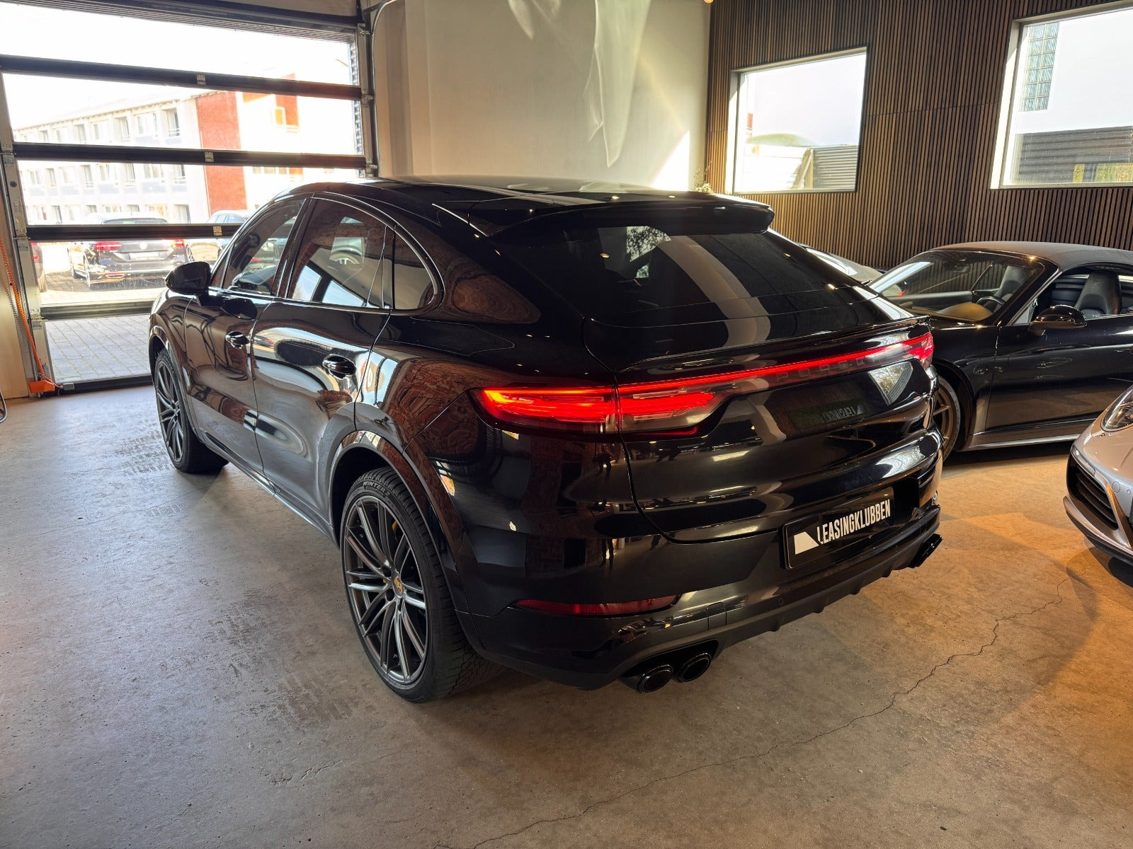 Sort Porsche Cayenne Turbo fra 2020