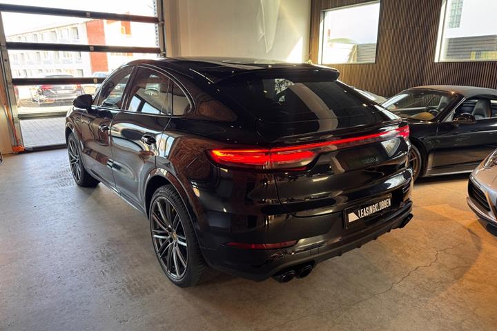 Sort Porsche Cayenne Turbo fra 2020
