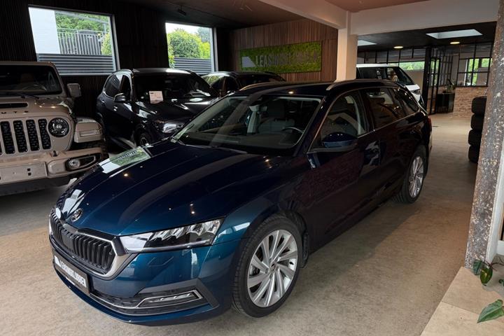 Grøn Skoda Octavia fra 2021 set udefra