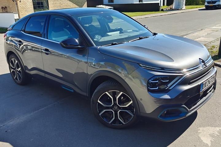 Grå Citroën ë-C4 fra 2022 set udefra