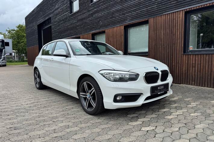 Hvid BMW 120d fra 2016 set udefra