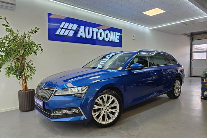 Blå Skoda Superb fra 2020 set udefra