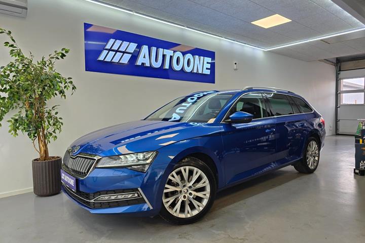 Blå Skoda Superb fra 2020 set udefra