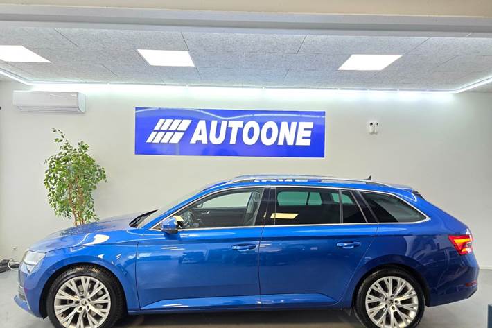 Blå Skoda Superb fra 2020