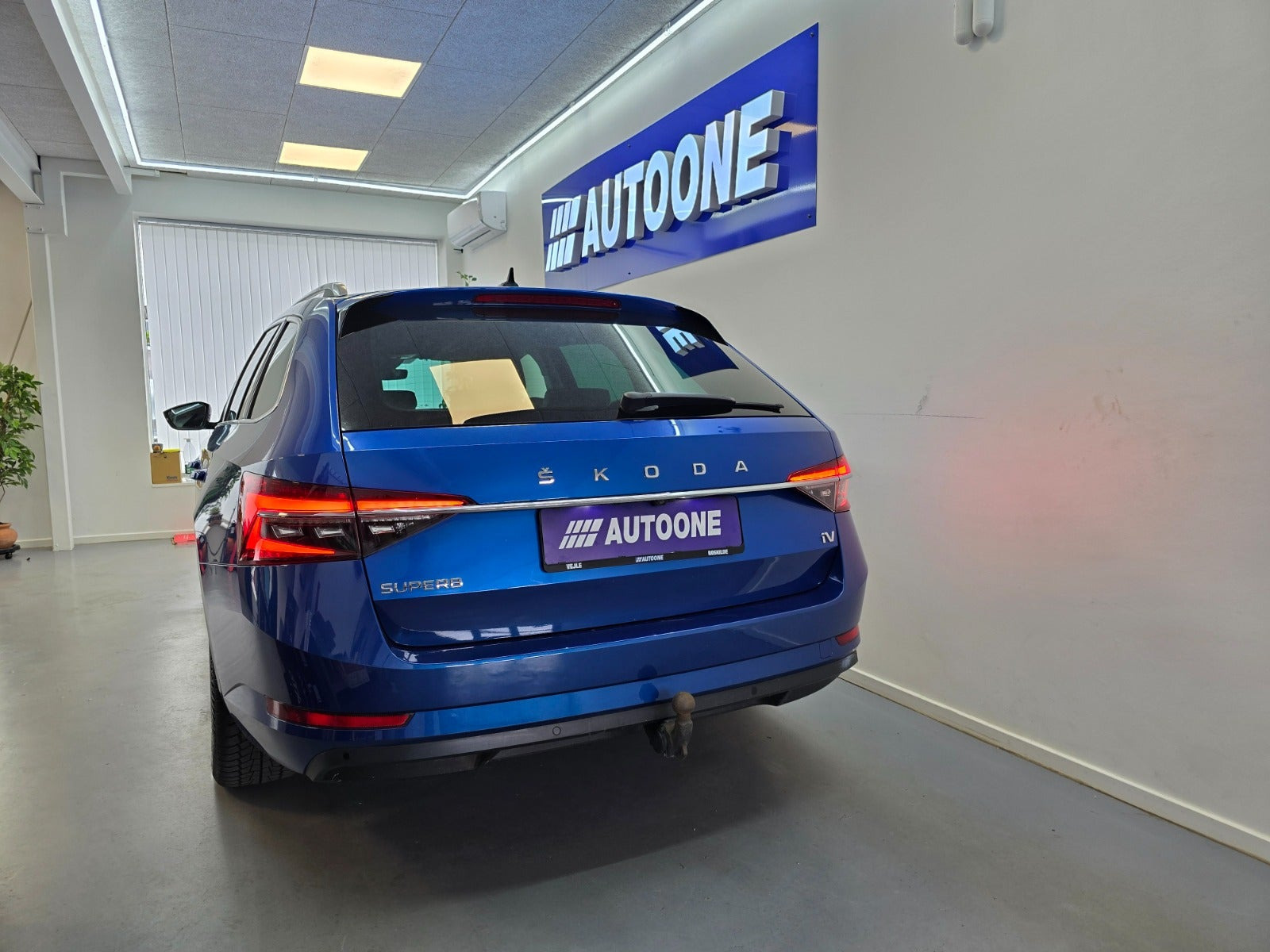 Blå Skoda Superb fra 2020