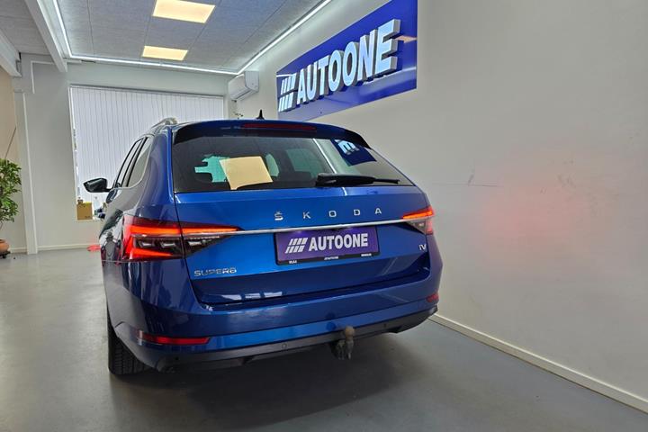Blå Skoda Superb fra 2020