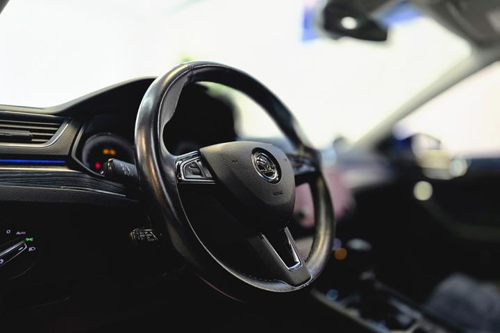 Blå Skoda Superb fra 2020