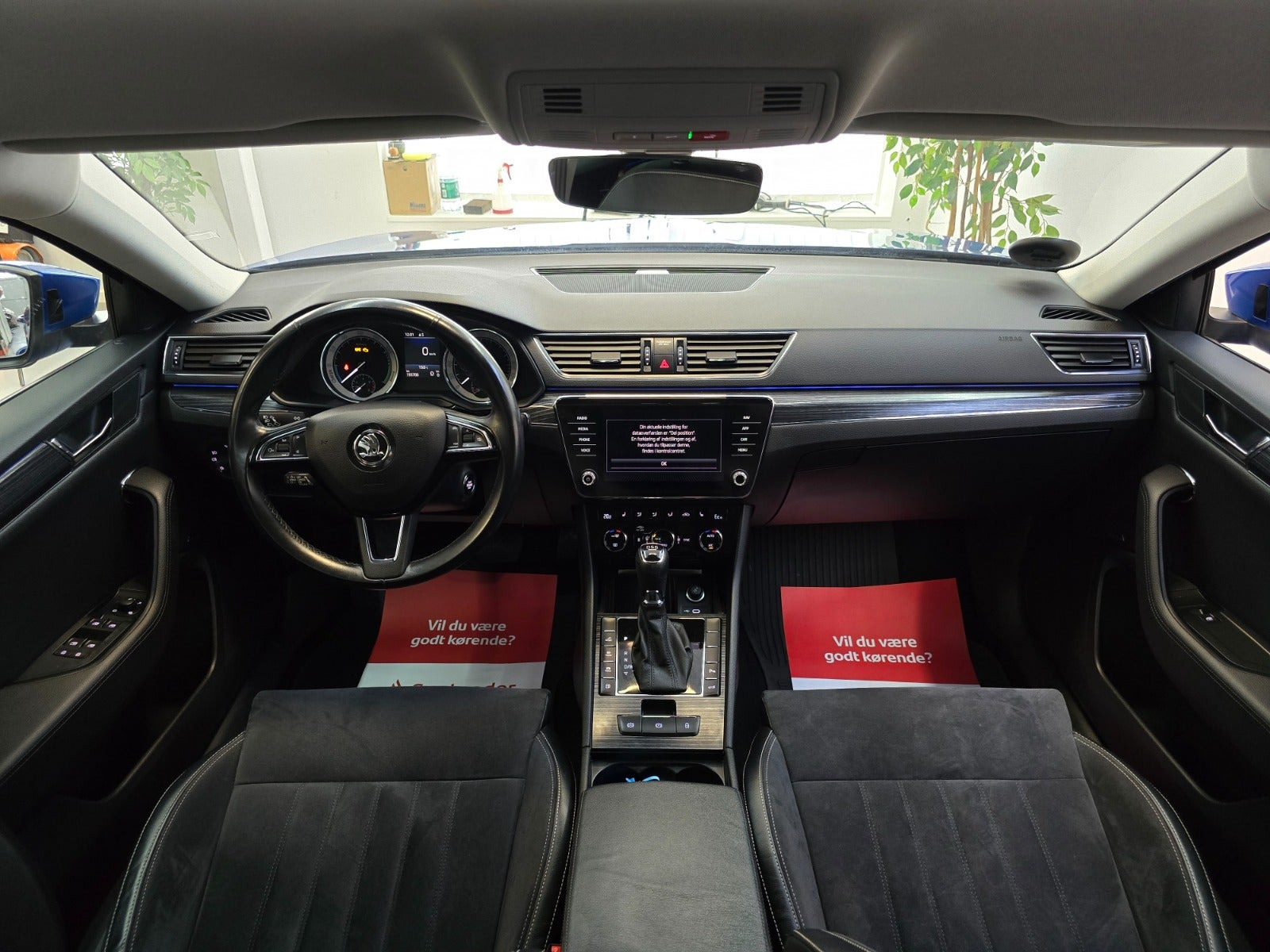 Blå Skoda Superb fra 2020
