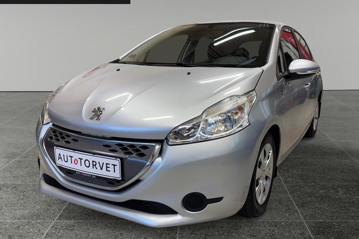 Sølv Peugeot 208 fra 2012 set udefra