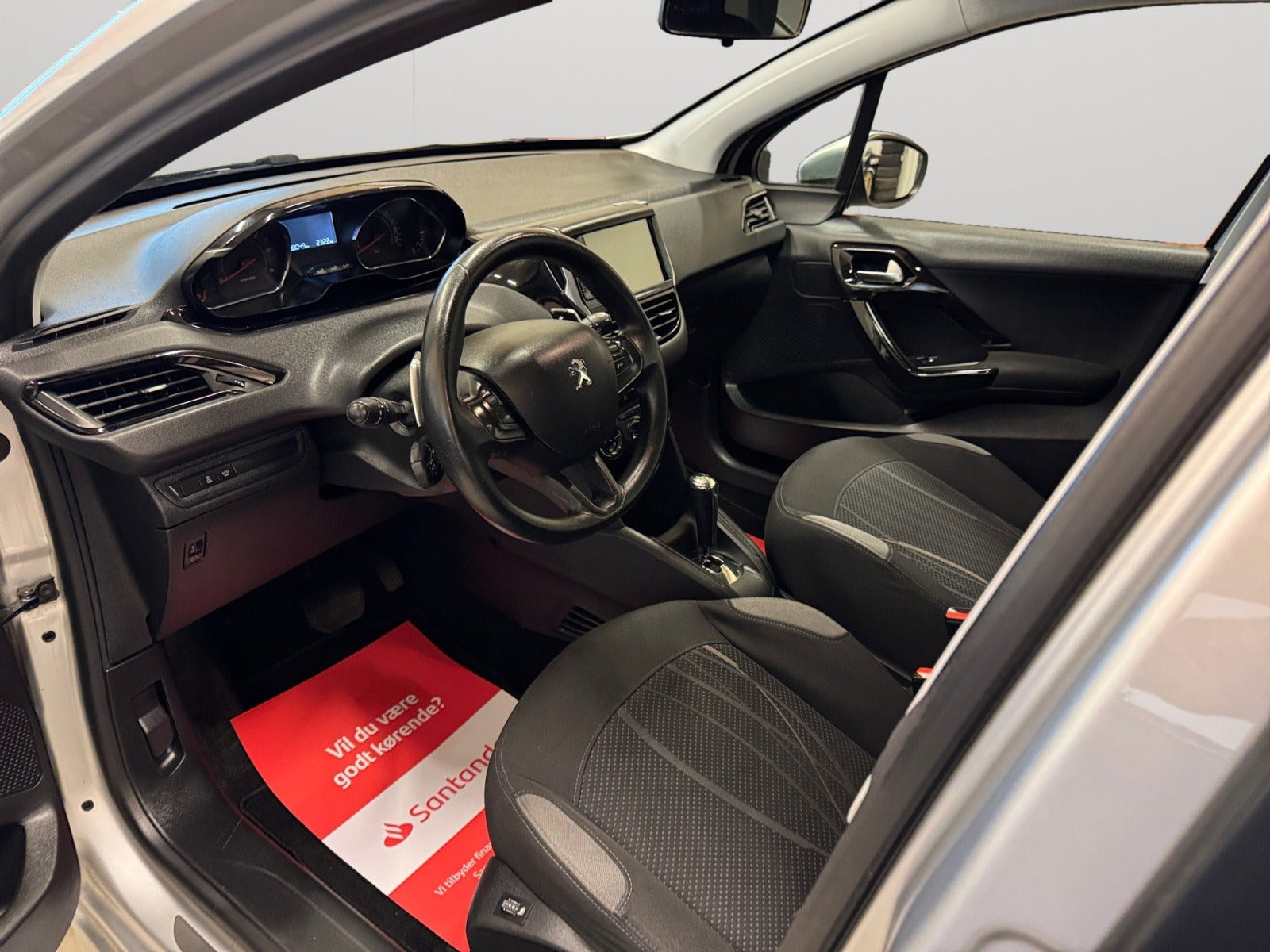 Sølv Peugeot 208 fra 2012
