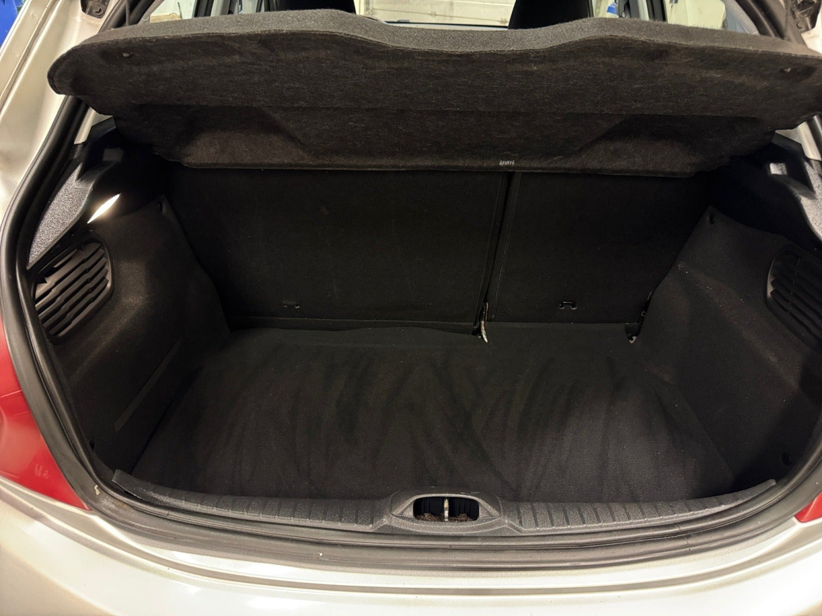 Sølv Peugeot 208 fra 2012