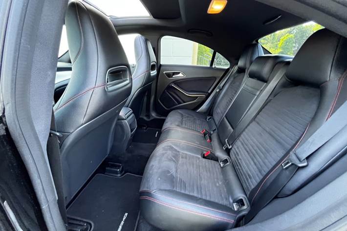 Sort Mercedes CLA200 fra 2015