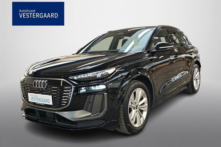 Sort Audi Q6 e-tron fra 2024 set udefra