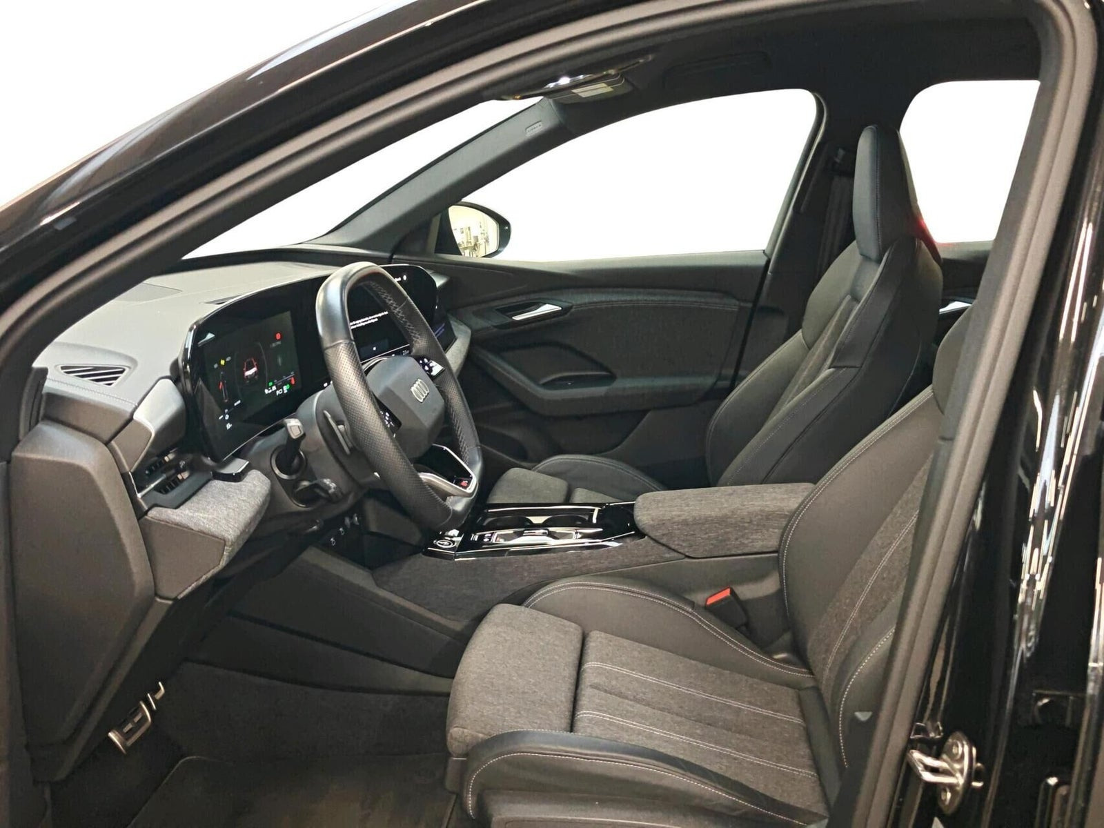 Sort Audi Q6 e-tron fra 2024