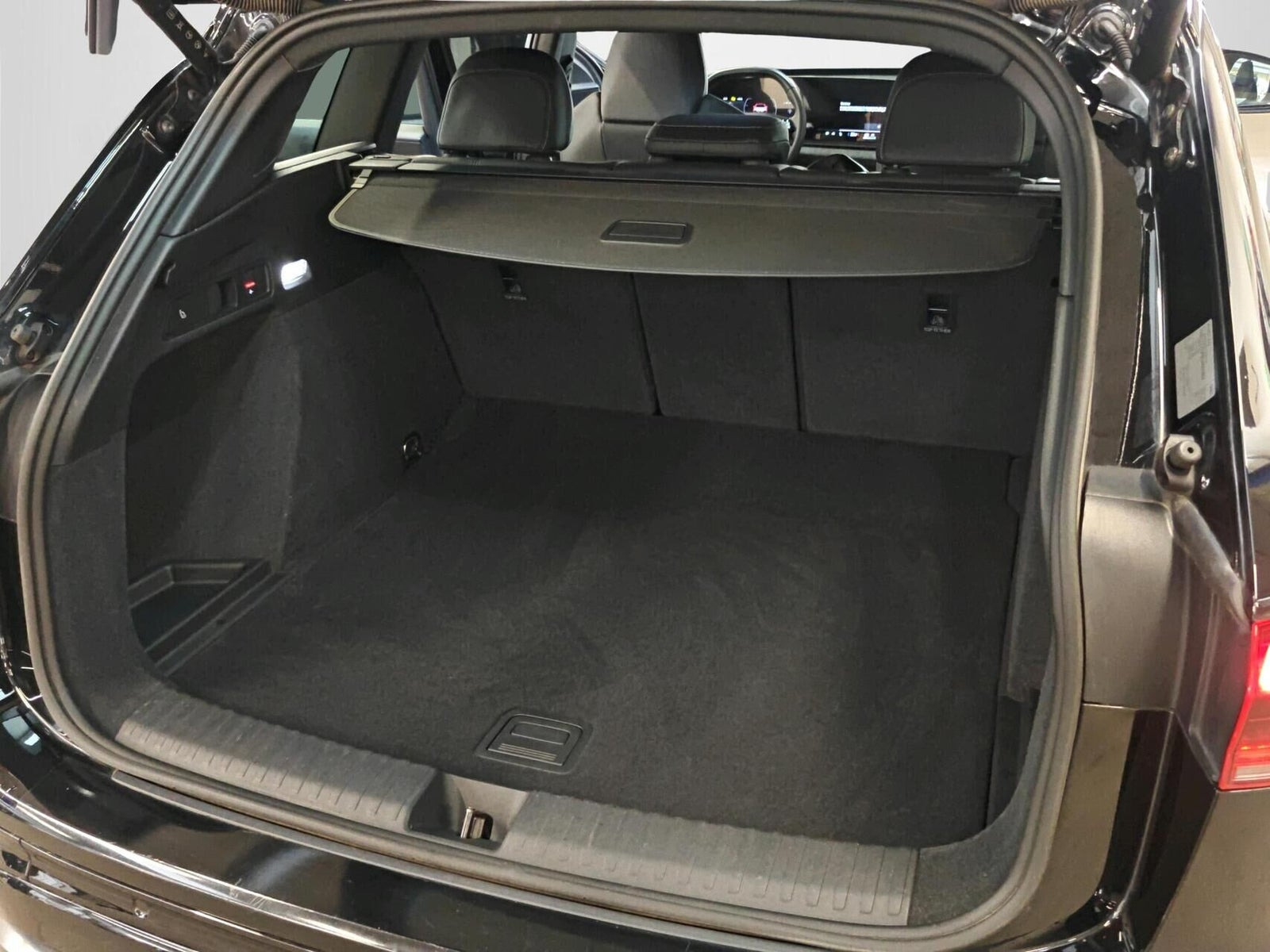 Sort Audi Q6 e-tron fra 2024
