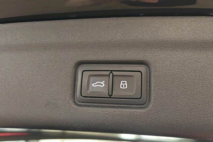 Sort Audi Q6 e-tron fra 2024