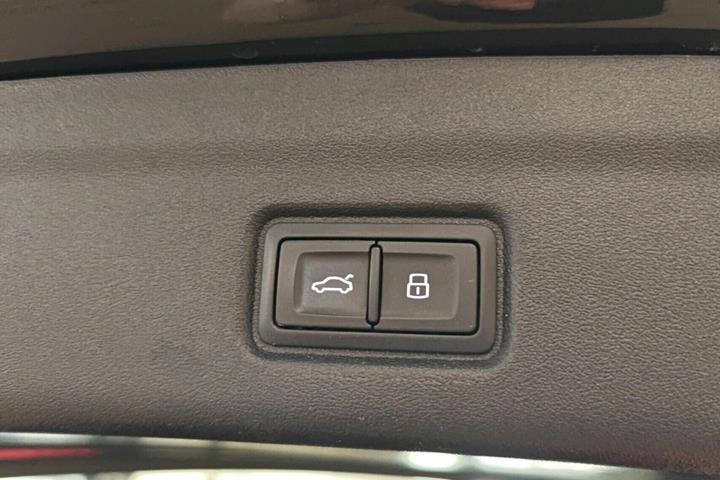 Sort Audi Q6 e-tron fra 2024