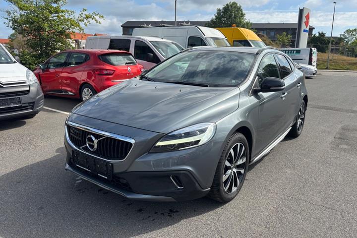 Grå Volvo V40 CC fra 2019 set udefra