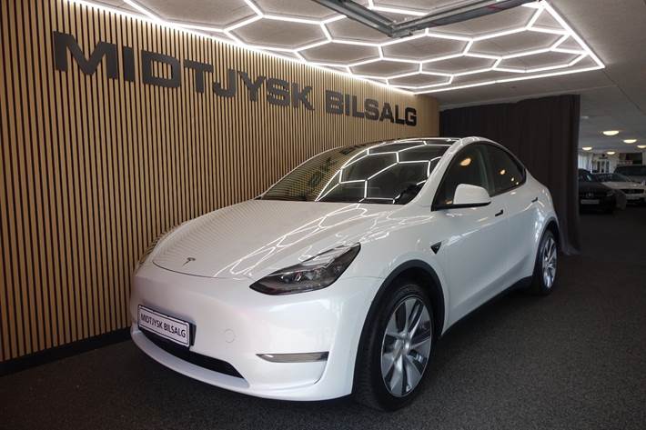 Hvid Tesla Model Y fra 2023