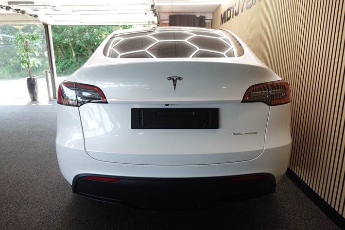 Hvid Tesla Model Y fra 2023