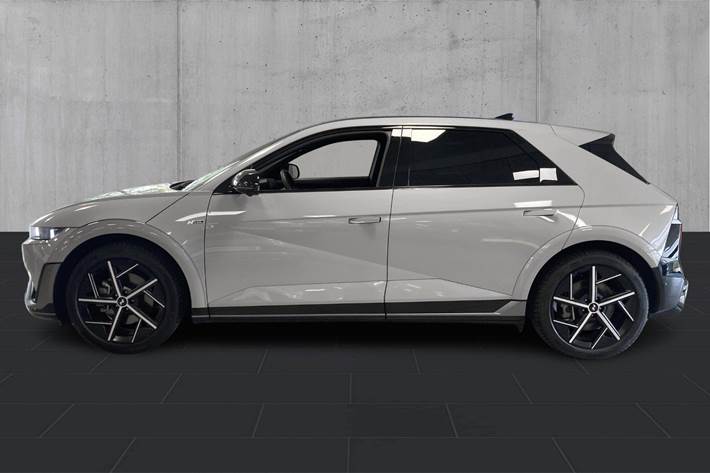 Grå Hyundai Ioniq 5 fra 2025
