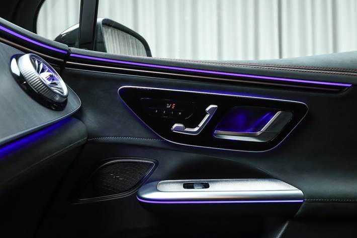 Grå Mercedes EQE350 SUV fra 2025