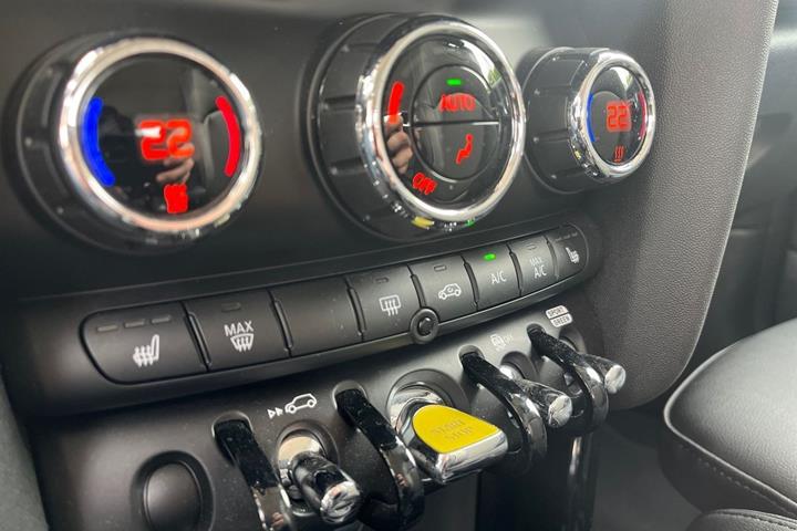 Grå Mini Cooper SE fra 2023