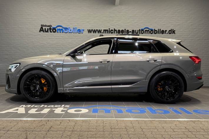 Grå Audi e-tron fra 2022