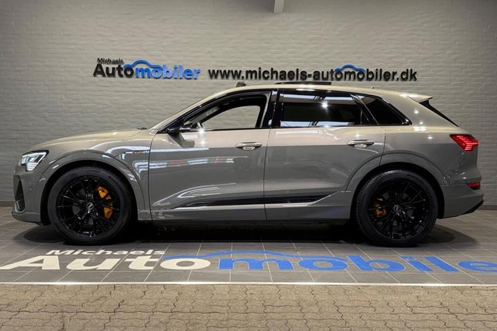 Grå Audi e-tron fra 2022