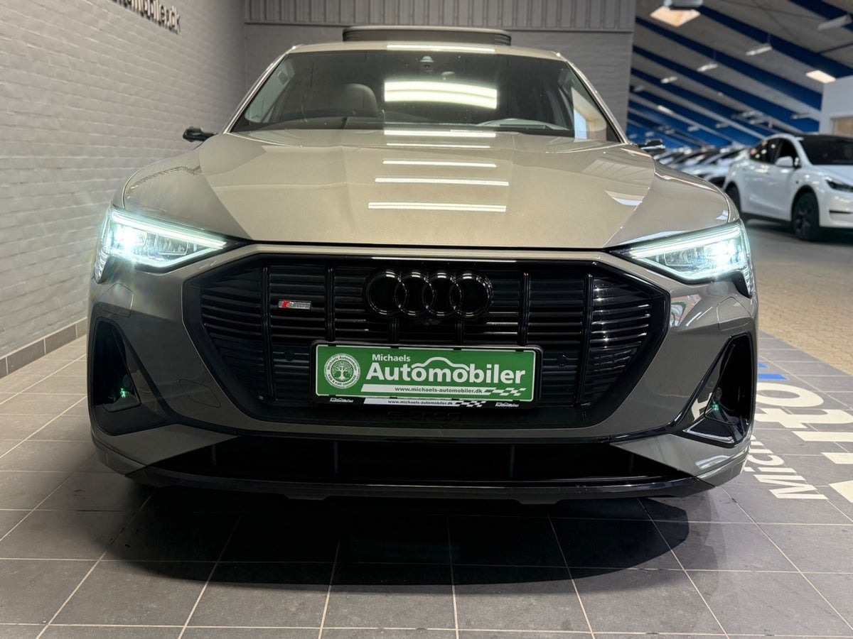 Grå Audi e-tron fra 2022