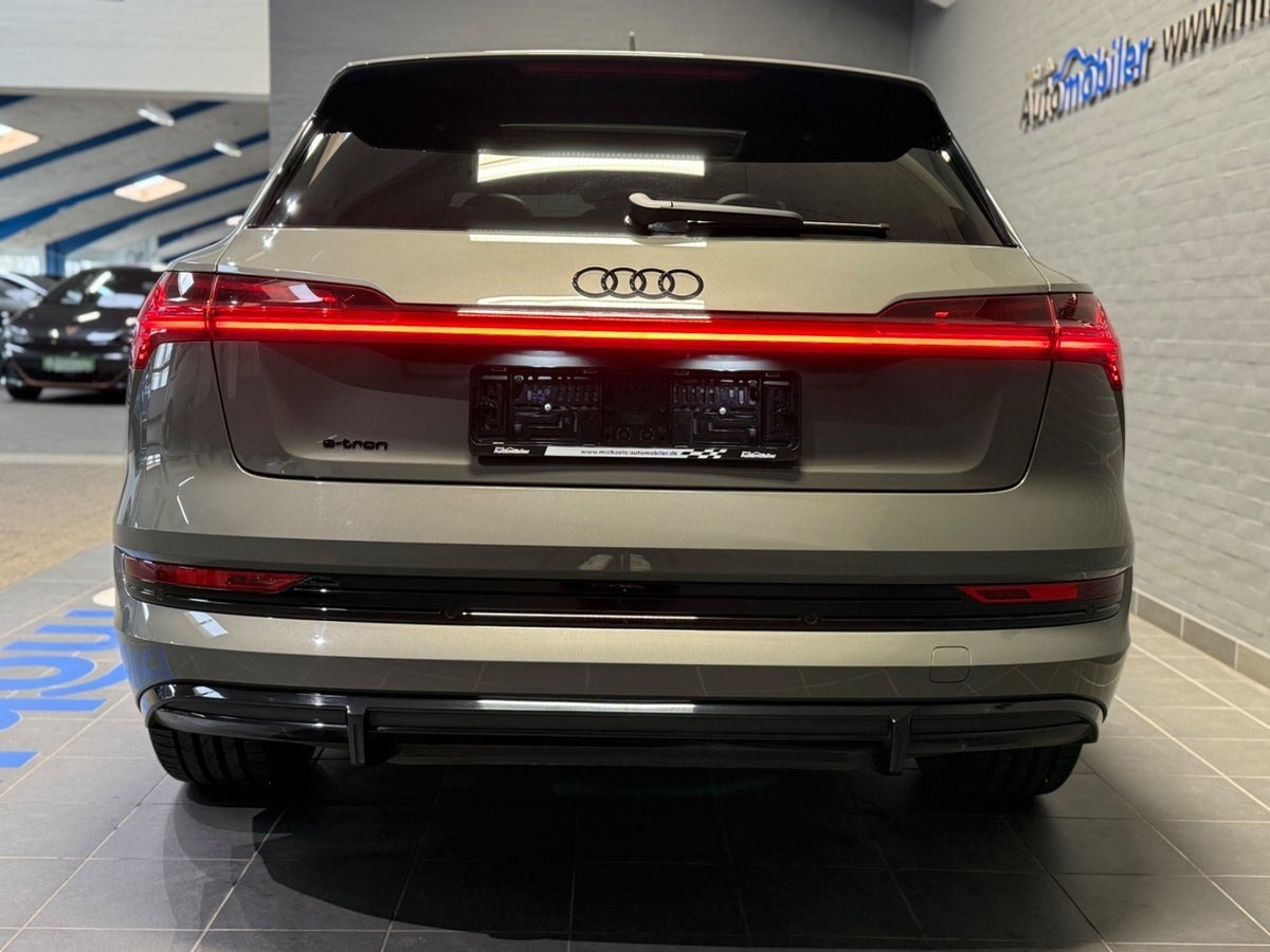 Grå Audi e-tron fra 2022