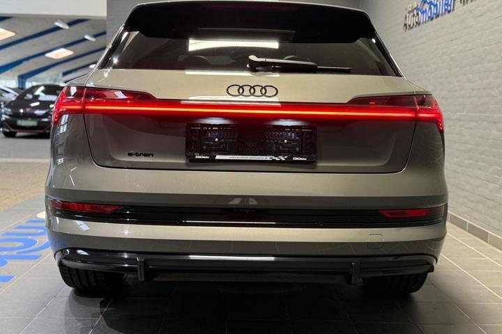 Grå Audi e-tron fra 2022