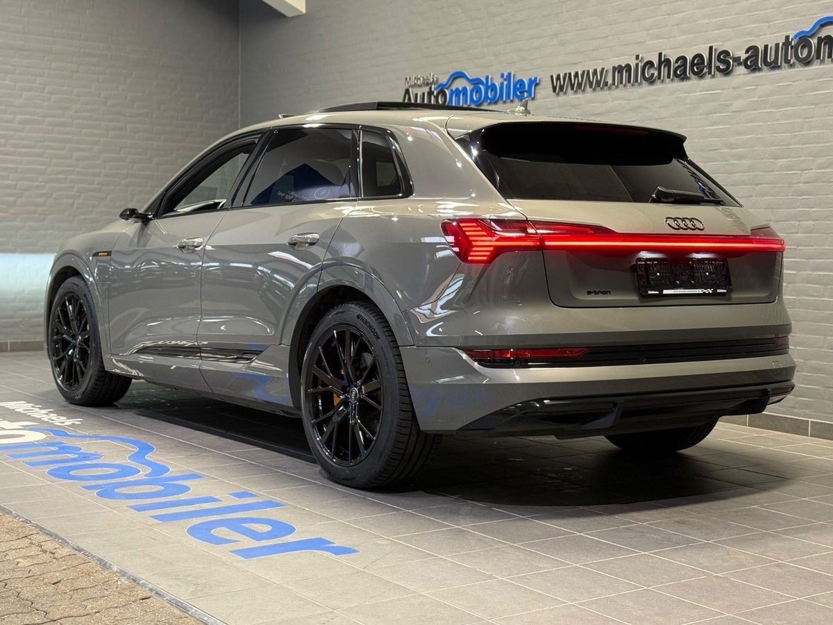 Grå Audi e-tron fra 2022